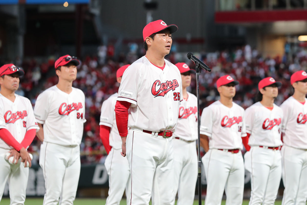 マツダスタジアムでプレーするカープ選手
